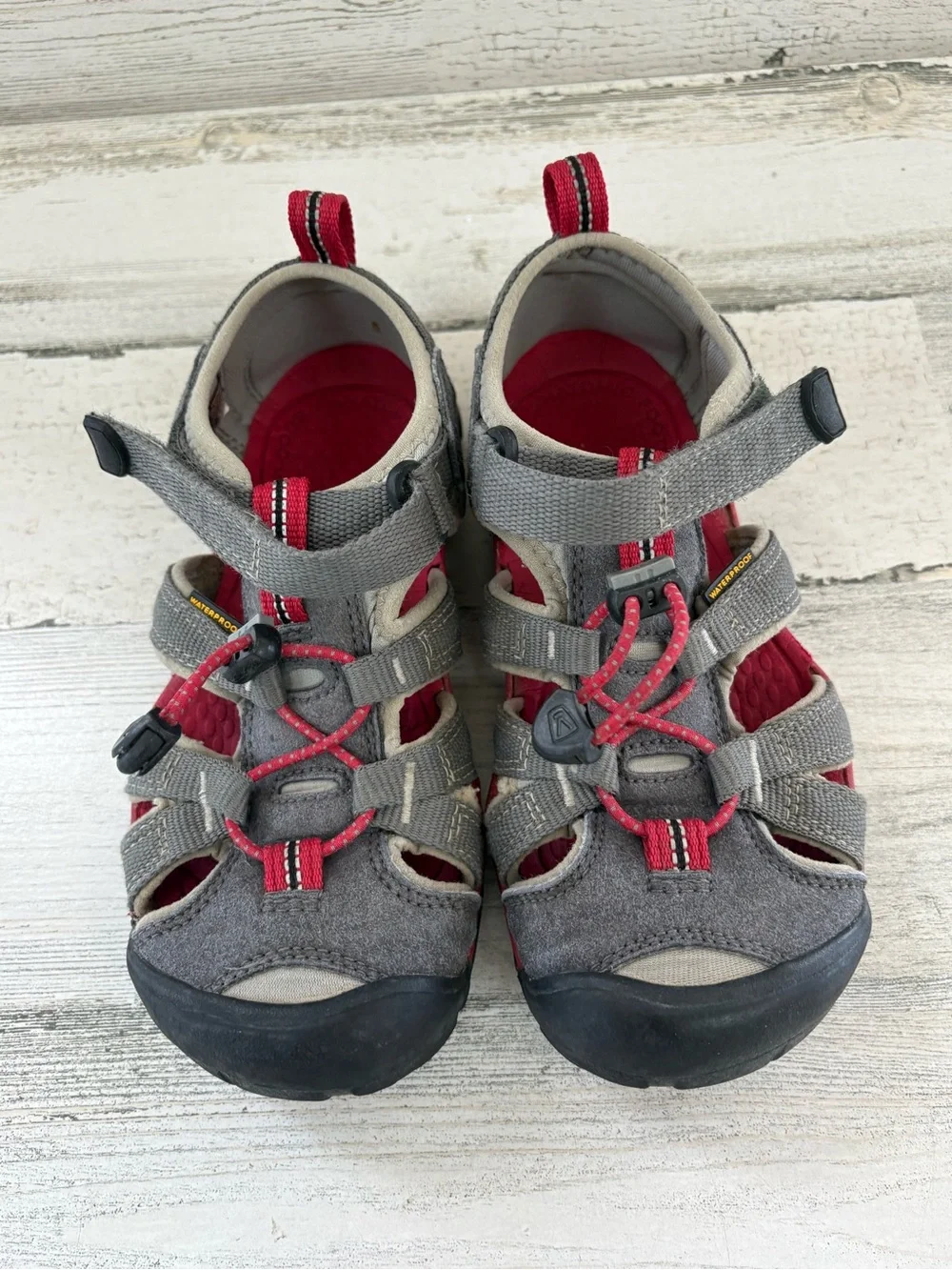 Keen Youth Size 1 Seacamp II CNX Water Sandals In Gray/Red Contour Arch